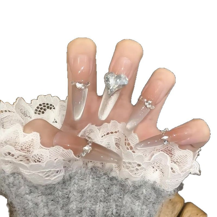 Kunstnagelset mit eleganten Spitzen und glamourösen Strassakzenten Karnz