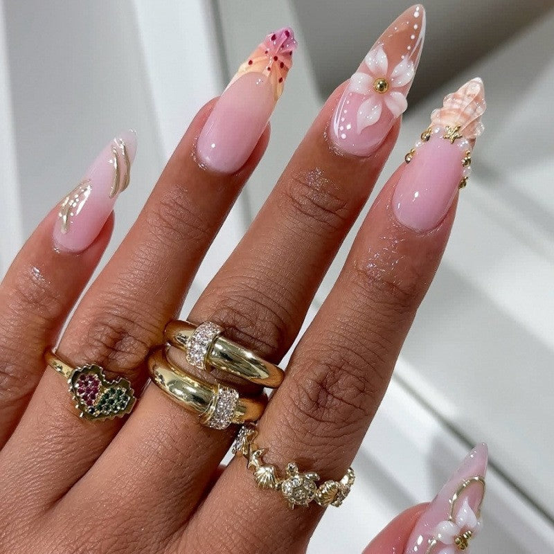 Künstlerisches Press-On-Nageldesign Karnz