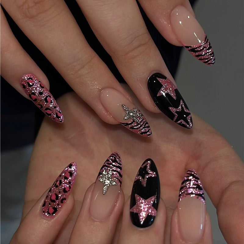 Modisches Kunstnagelset mit tierischen und glitzernden Akzenten Karnz