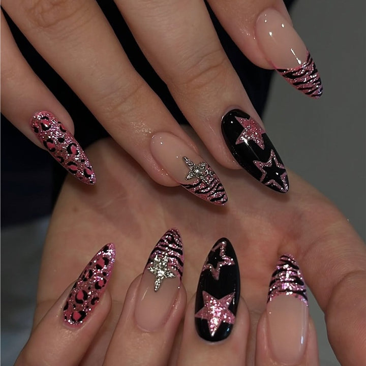 Modisches Kunstnagelset mit tierischen und glitzernden Akzenten Karnz