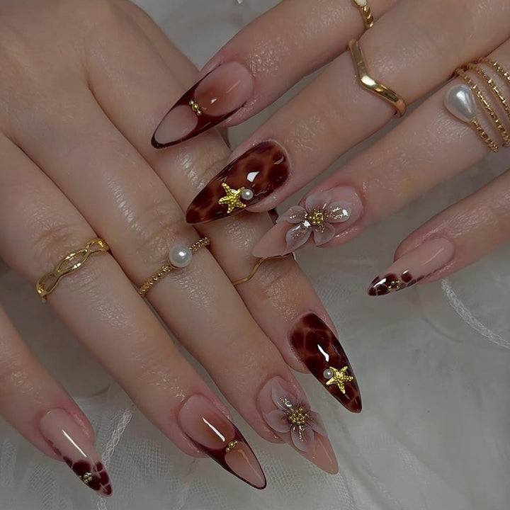 Stiletto Nagel Art Extensions mit floralen und Sternakzenten Karnz