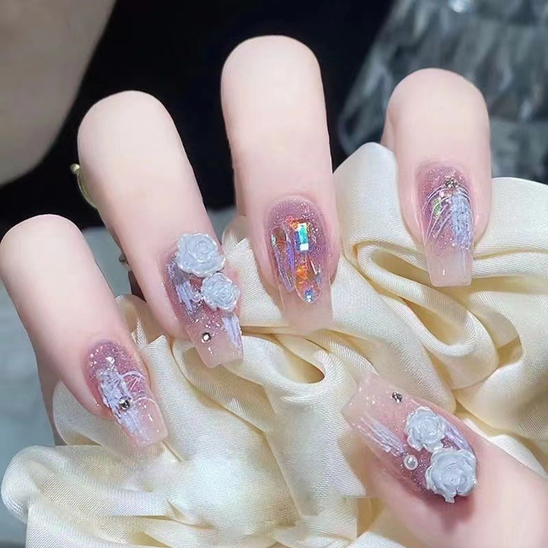 Kunstvolle Nagelkunst mit floralen Verzierungen Karnz