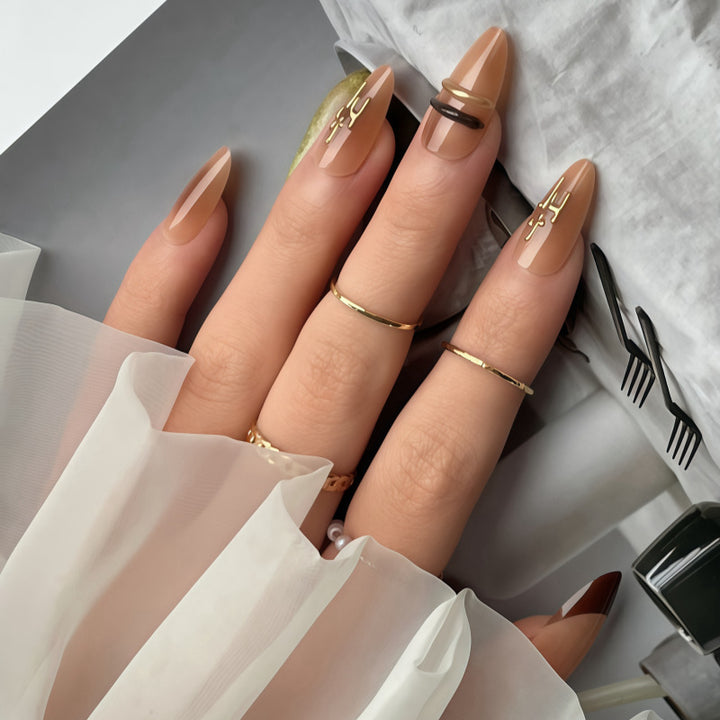 Elegante Ombre Press-On Nagelspitzen mit metallischen Akzenten Karnz