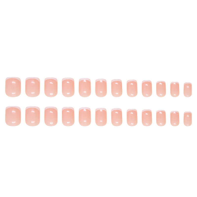 Kunstnagelset mit elegantem French Finish Karnz