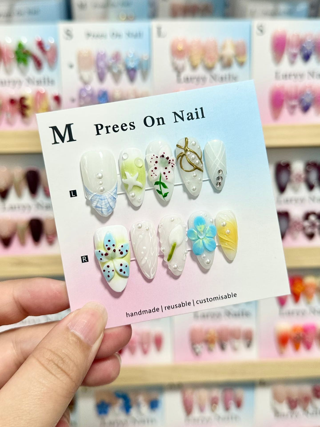Künstlerisches Press-On-Nagel-Set mit floralen und grünen Akzenten