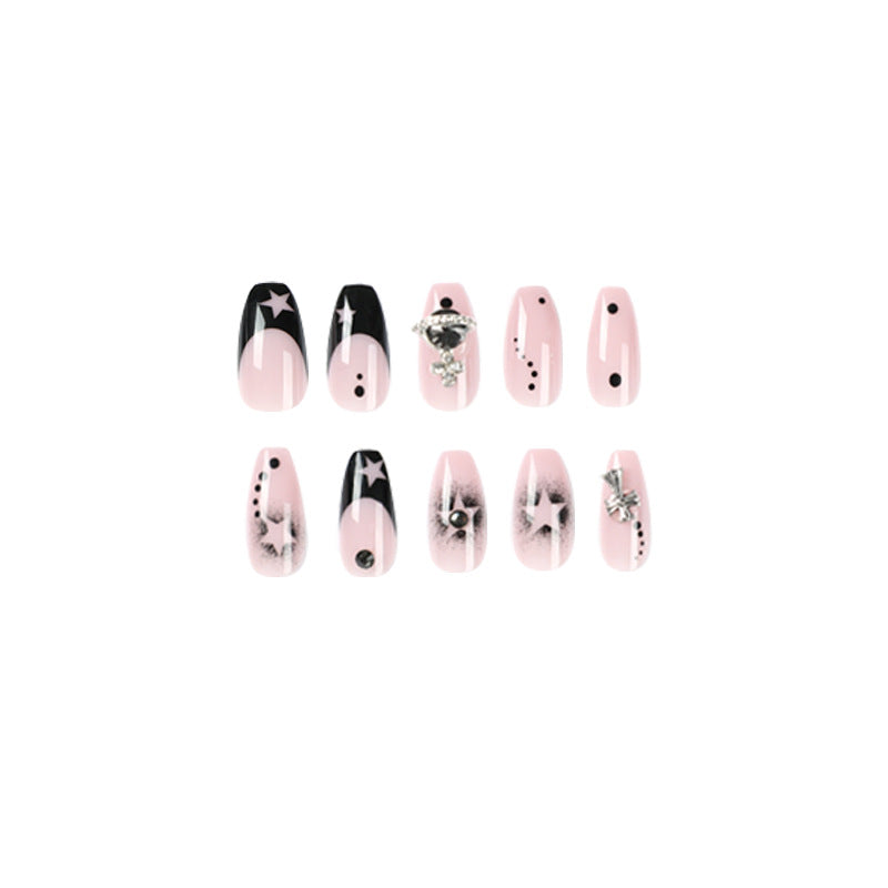 Glamouröse Nagelkunst mit Sternenmotiven und Glitzerakzenten Karnz