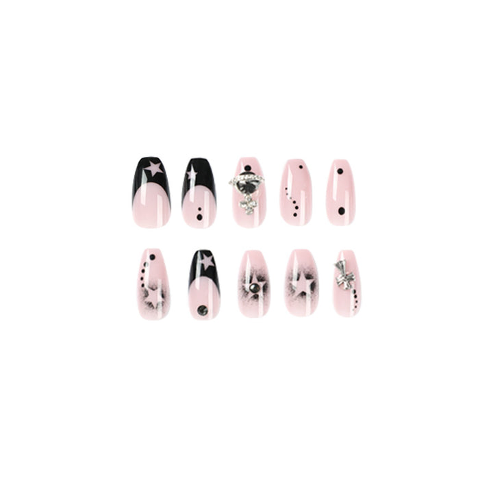 Glamouröse Nagelkunst mit Sternenmotiven und Glitzerakzenten Karnz
