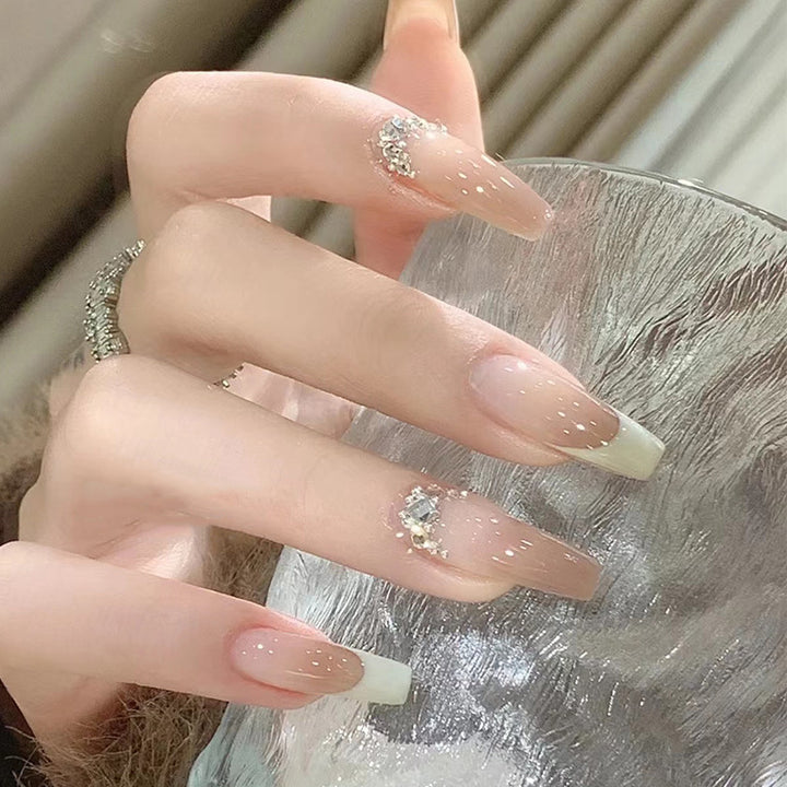 Dekorative Press-On-Nagelspitzen mit Rhinestone-Akzent Karnz