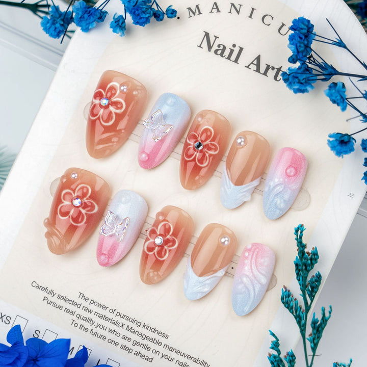 Handgefertigtes Press-On-Nagel-Set mit Blumen- und Schmetterlingsdesigns