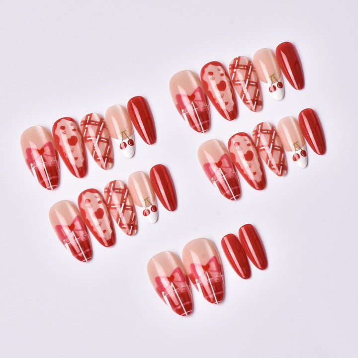 Kunstnagelset mit verspielten Herz- und Kirschmotiven Karnz