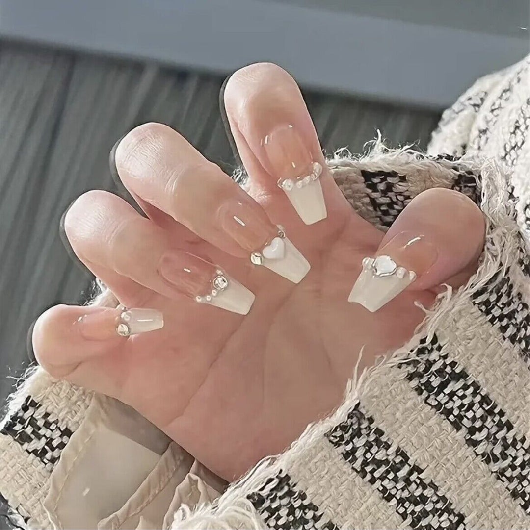 Elegantes Press-On-Nagelkunst-Set mit Perlen- und Herzakzenten Karnz