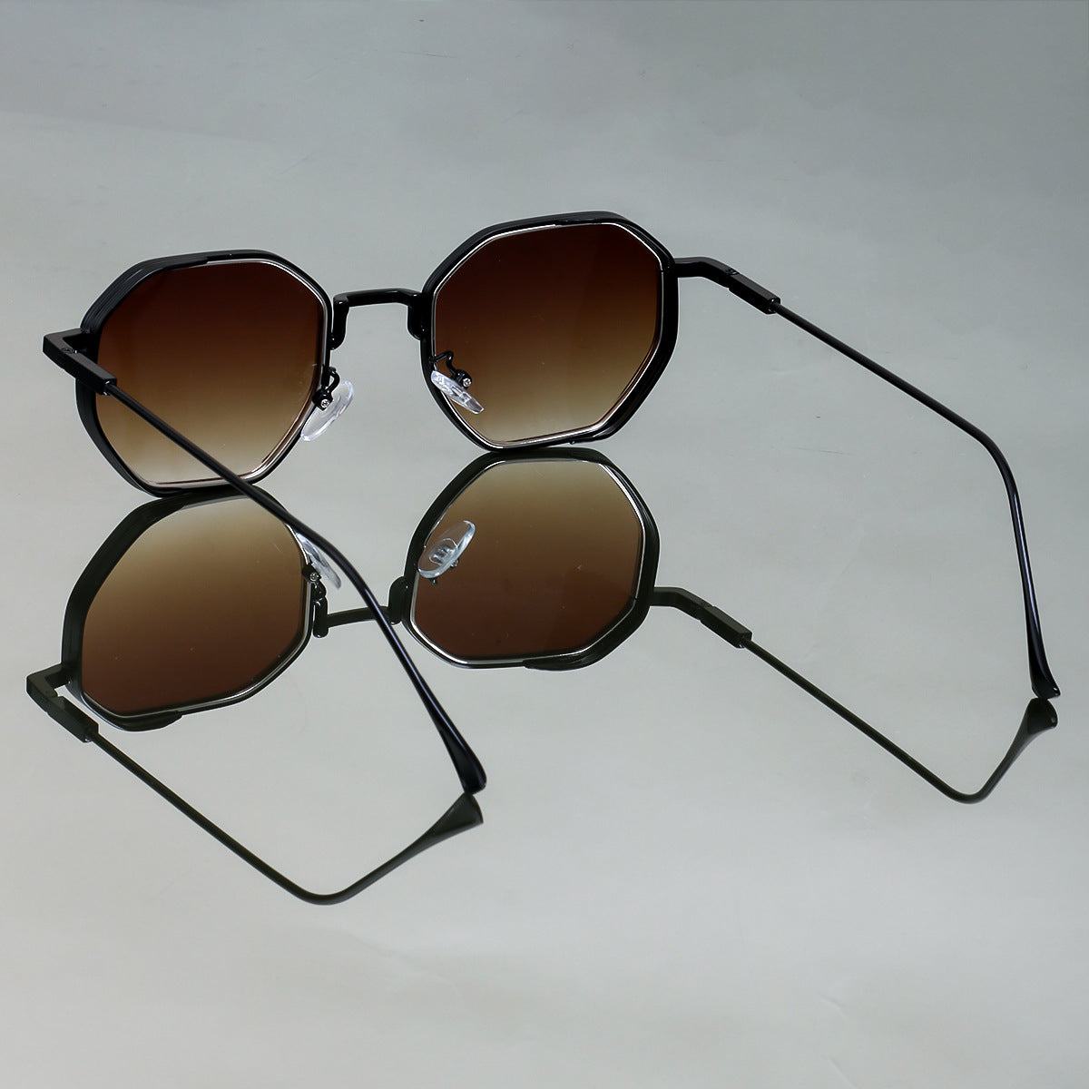 Damen Sonnenbrille im eleganten, geometrischen Stil mit strapazierfähigem Rahmen Karnz