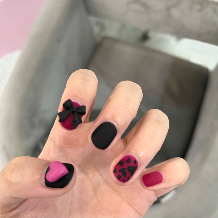 Kunstvolle Nagelverlängerungen mit elegantem Blattmuster Karnz