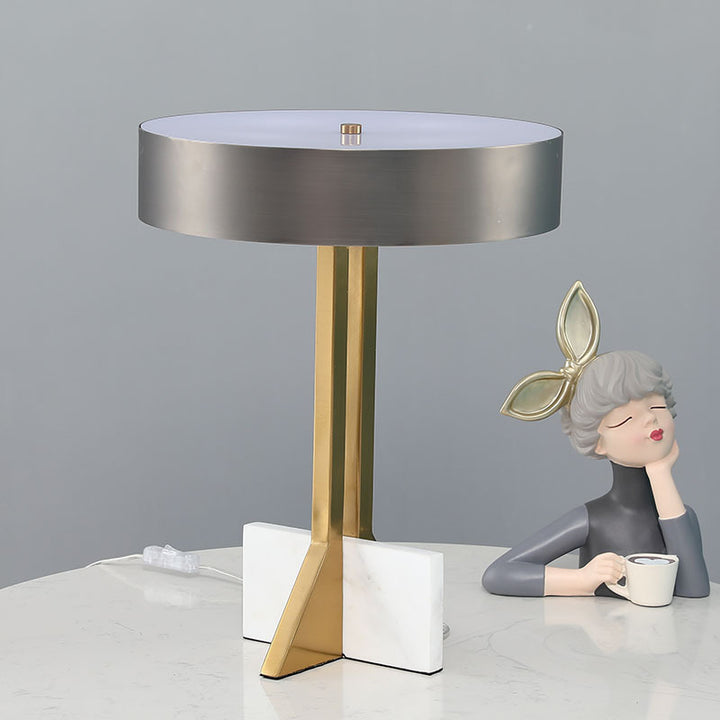 Moderner runder Beistelltisch mit Marmorbasis