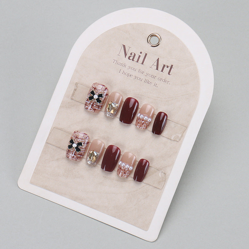Elegantes Press-On-Nageldesign mit Strassakzenten Karnz
