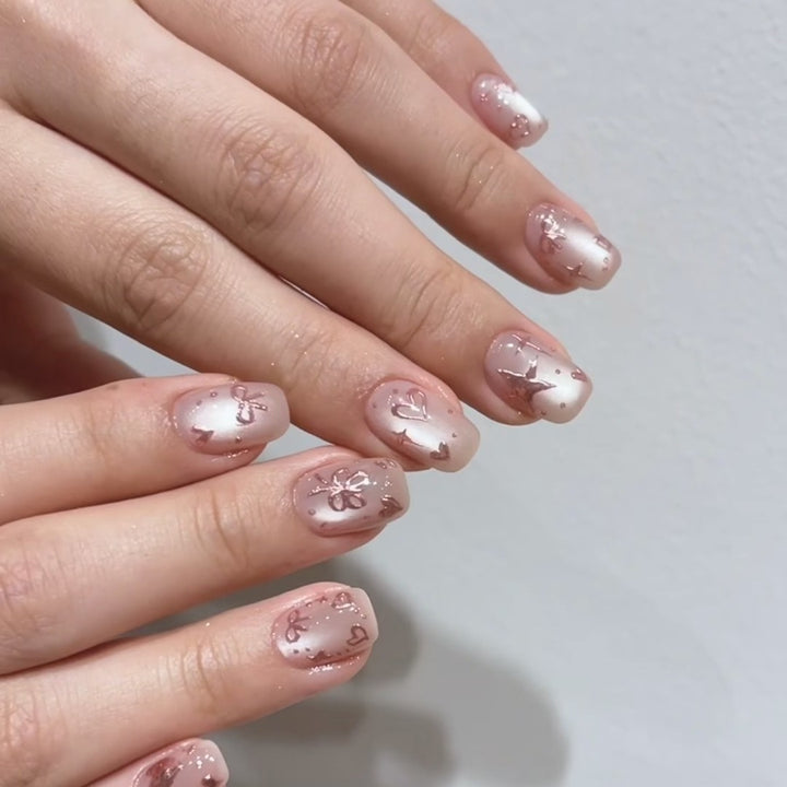 Dekoratives Press-On-Nagelset mit künstlerischen Mustern