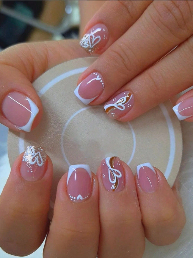 Elegantes herzverziertes Nagelkunstdesign Karnz