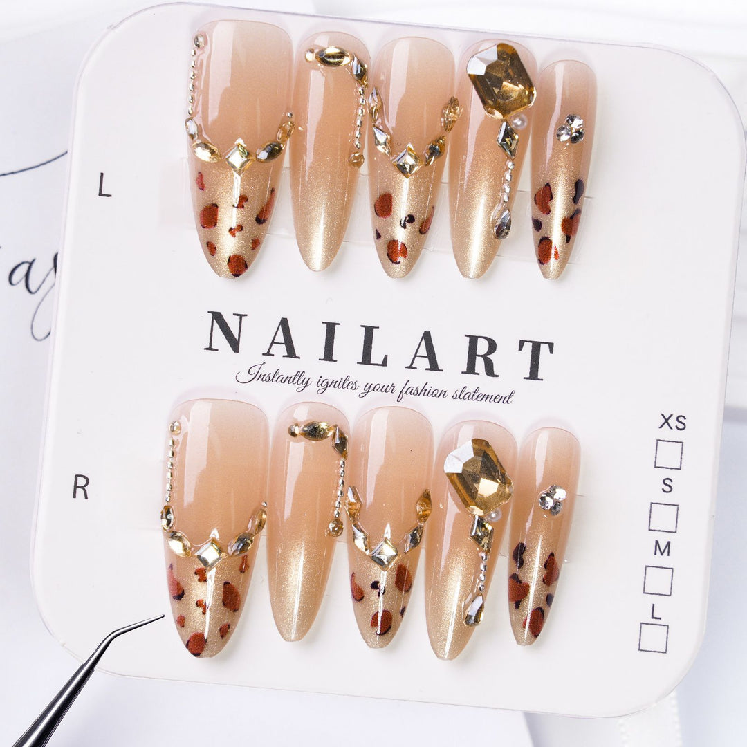 Elegantes Press-On-Nail-Art-Set mit floralen und gemstone Verzierungen Karnz