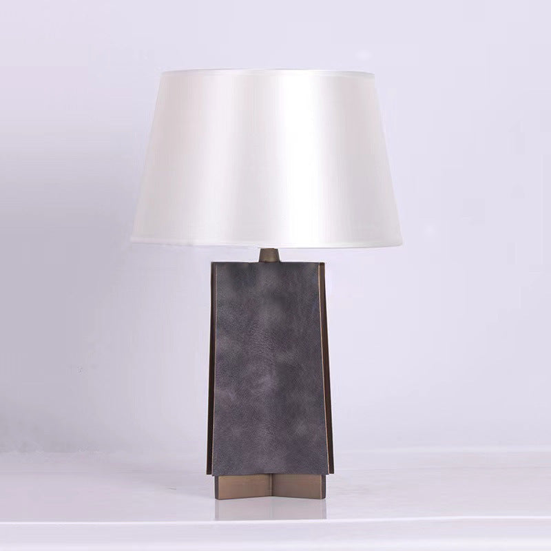 Elegante geometrische Tischlampe