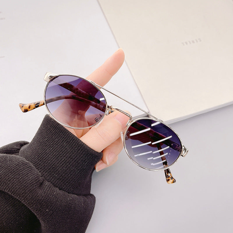 Damen modische Sonnenbrille im stilvollen runden Design mit goldenen Akzenten Karnz