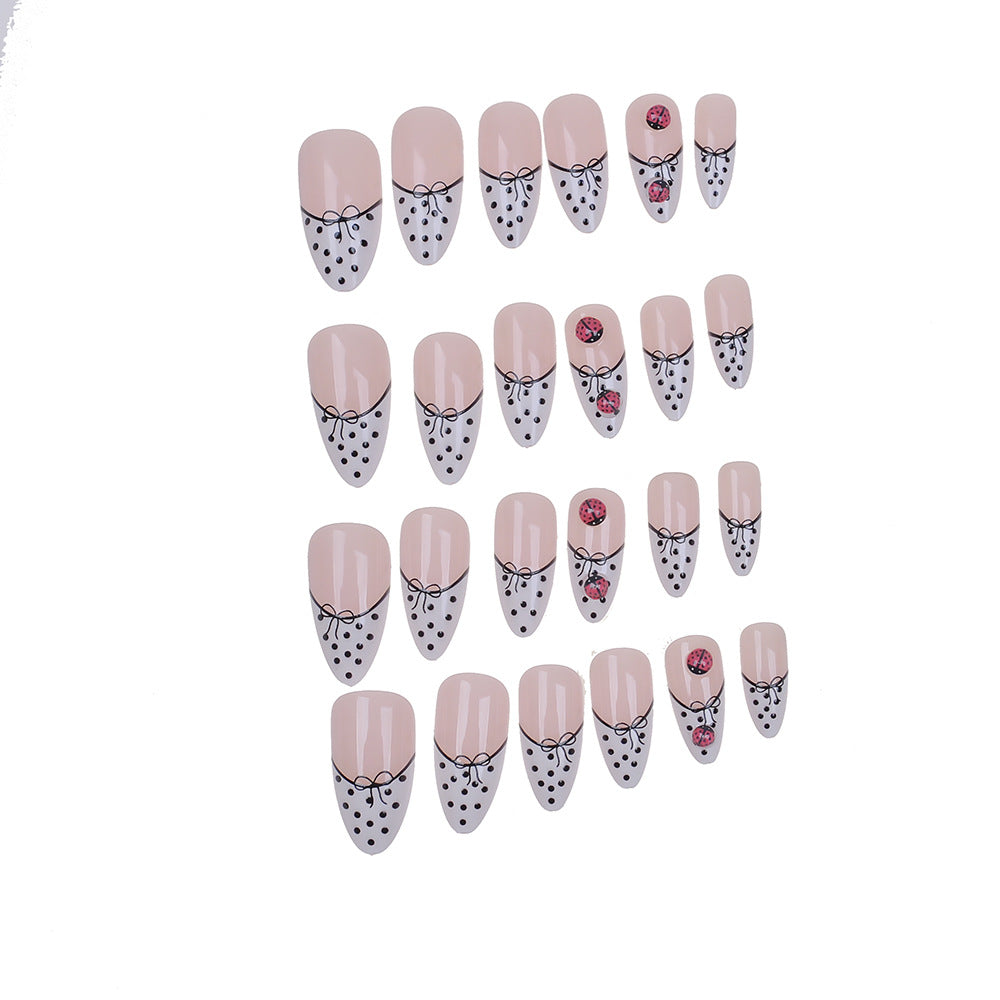 Elegante künstlerische Press-On-Nagelset Karnz