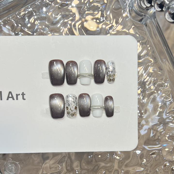 Luxuriöse Press-On Nail Art mit Glitzerakzenten