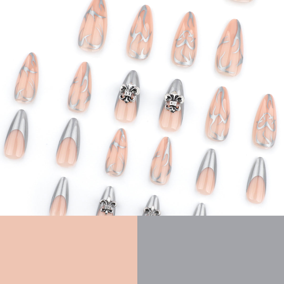 Kunstvolle Stiletto-Nägel mit eleganten Akzenten Karnz