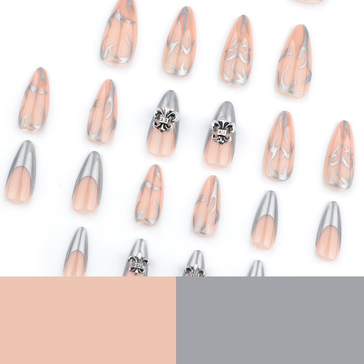 Kunstvolle Stiletto-Nägel mit eleganten Akzenten Karnz