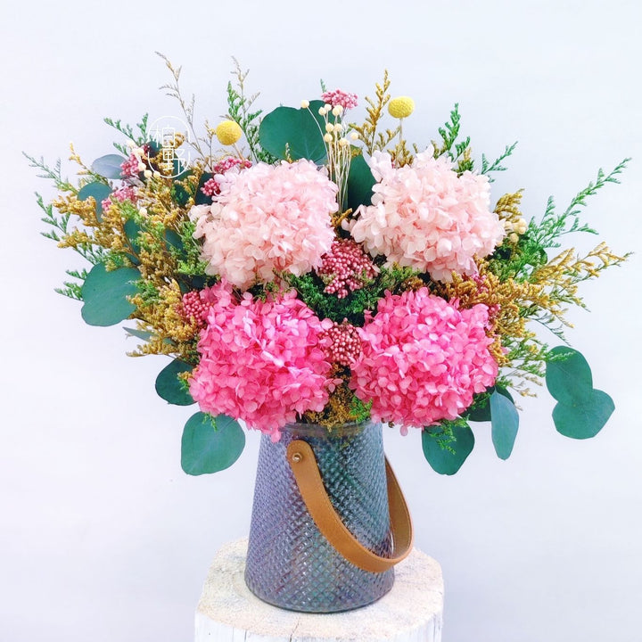 Dekorative Blumen-Centerpiece-Anordnung für besondere Anlässe