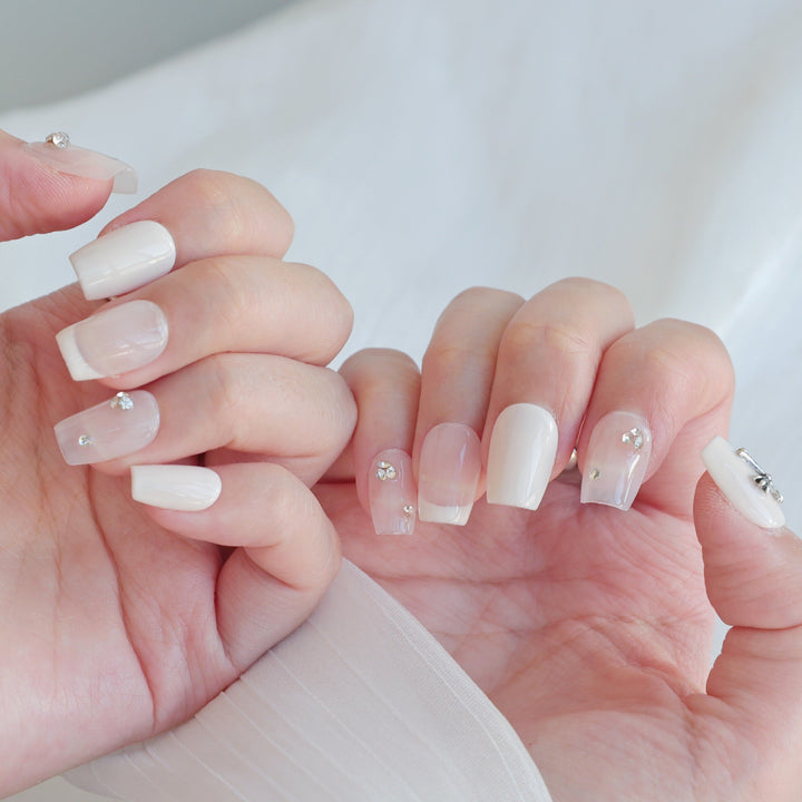Elegantes Press-On Nagelkunst-Set mit dekorativen Strassakzenten