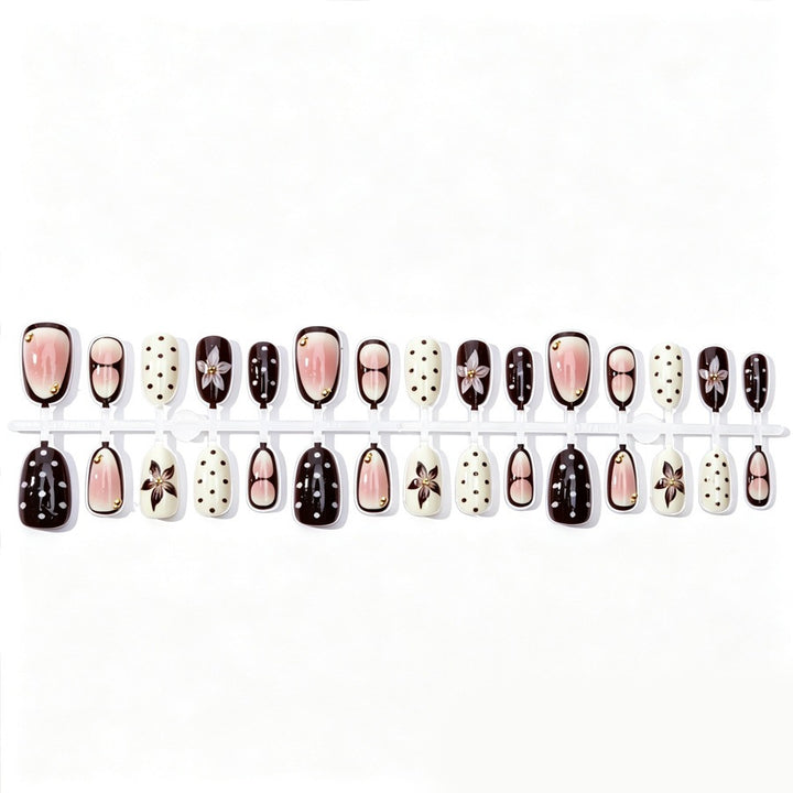 Kunstnagelset mit floralen Akzenten und eleganten Design Karnz