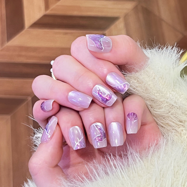 Kunstvoll gestaltete Nagelverlängerungen mit eleganten Blütenmotiven Karnz