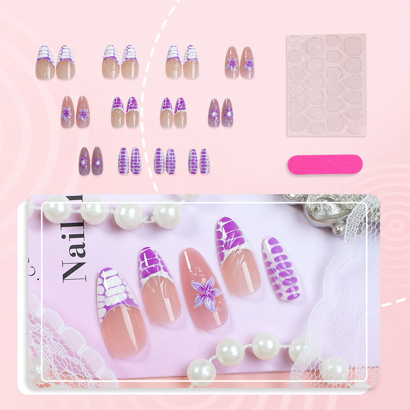 Kunstvolle Nagelspitzen im modernen floralen Design Karnz