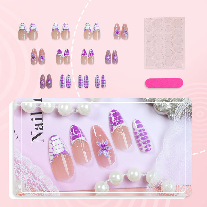Kunstvolle Nagelspitzen im modernen floralen Design Karnz