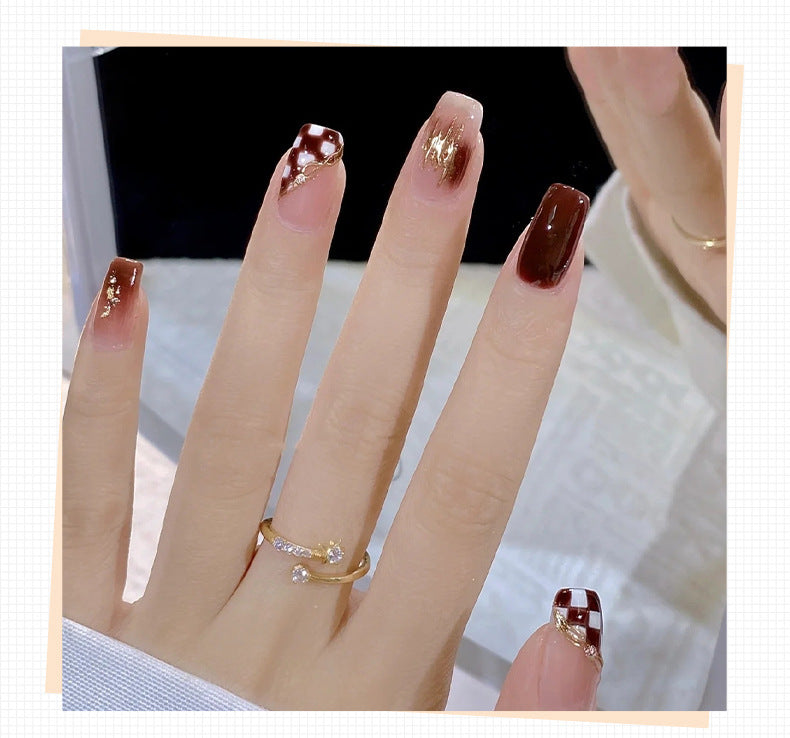 Elegante Nagelkunst mit Glanzfinish Karnz