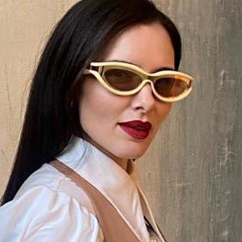 Damen stilvolle Sonnenbrille mit modischem Schwung Karnz