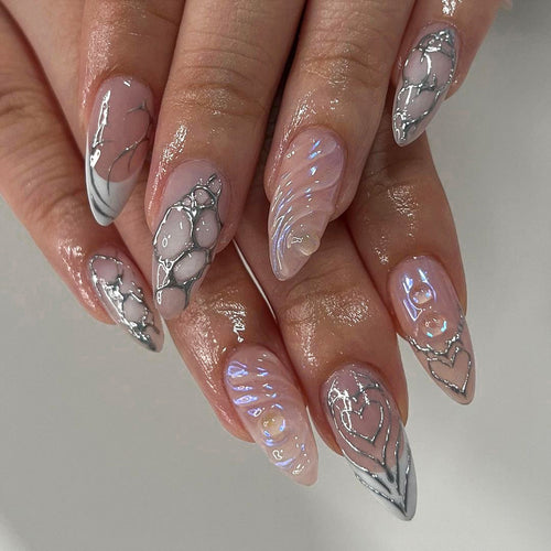Kunstvolle Stiletto-Nägel mit holografischen Effekten Karnz