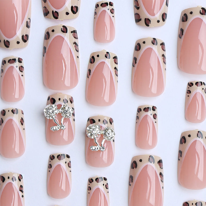 Künstliche Fingernägel mit Elegantem Tiermuster und Glitzerdetails Karnz