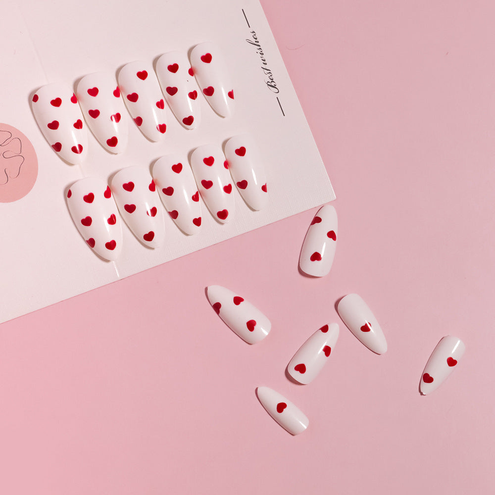 Trendy Herz-dekorierte Nagelkunst Karnz