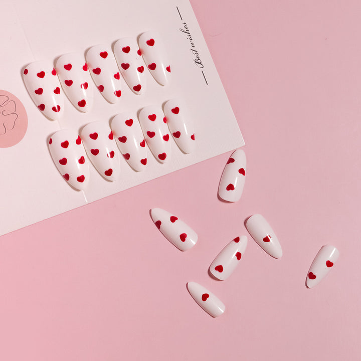 Trendy Herz-dekorierte Nagelkunst Karnz