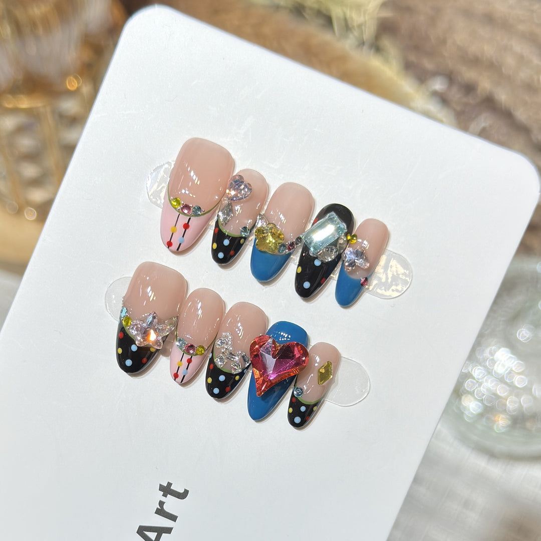 Künstlerisches Press-On Nagelset mit bunten Juwelenakzenten Karnz
