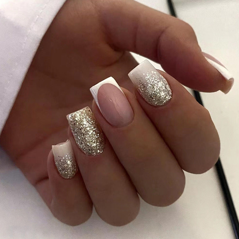 Funkelnde Nagelkunst mit Glitzer-Akzenten Karnz