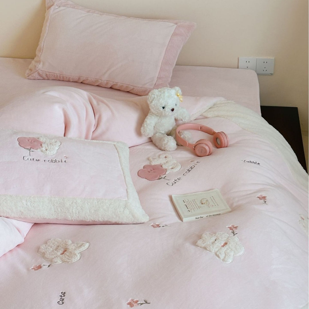 Kinder-Bettwäschegarnitur mit gesteppter Hasen- und Teddy-Applikation und Sherpa-Saum Karnz