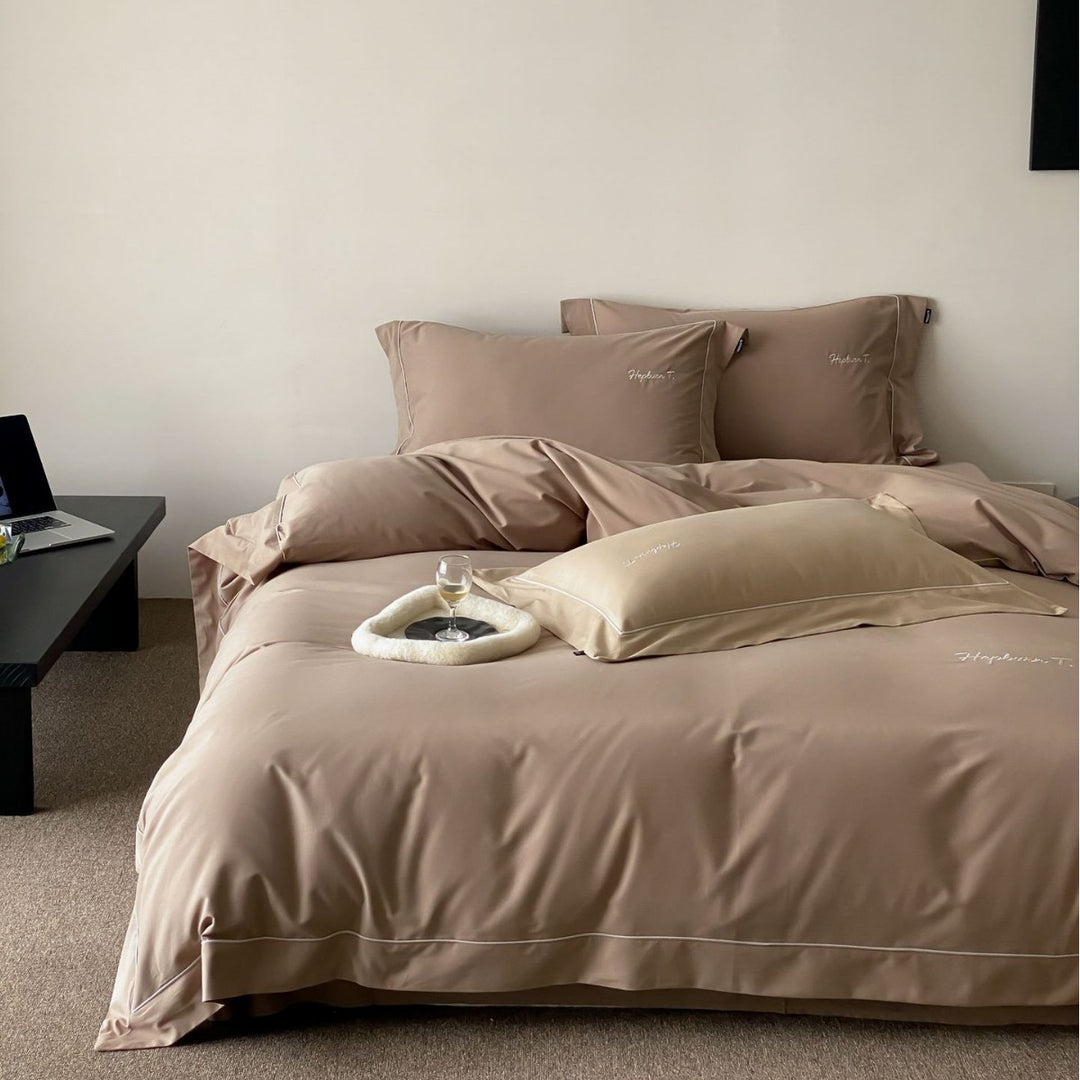 Elegantes Baumwollsatin-Bettwäscheset mit feiner Kederpaspel und Monogramm-Stickerei