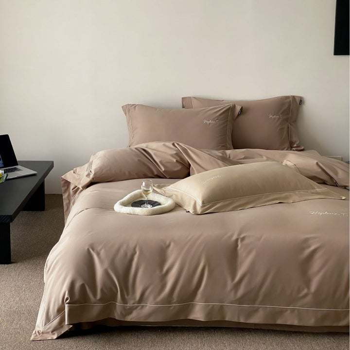 Elegantes Baumwollsatin-Bettwäscheset mit feiner Kederpaspel und Monogramm-Stickerei