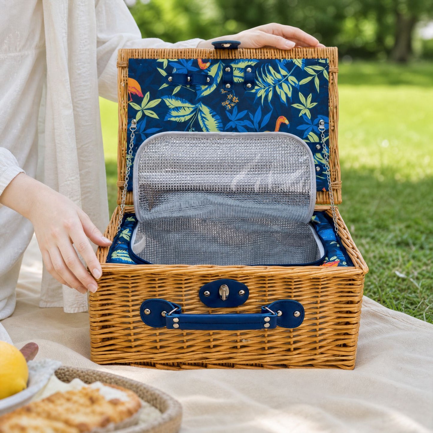 Damen luxuriöser Picknickkorb mit integriertem Geschirrset und isolierbarem Kühlfach Karnz