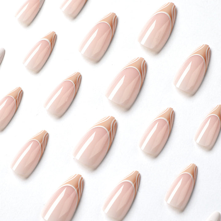 Elegante Nagelverlängerungen mit kreativem Design Karnz
