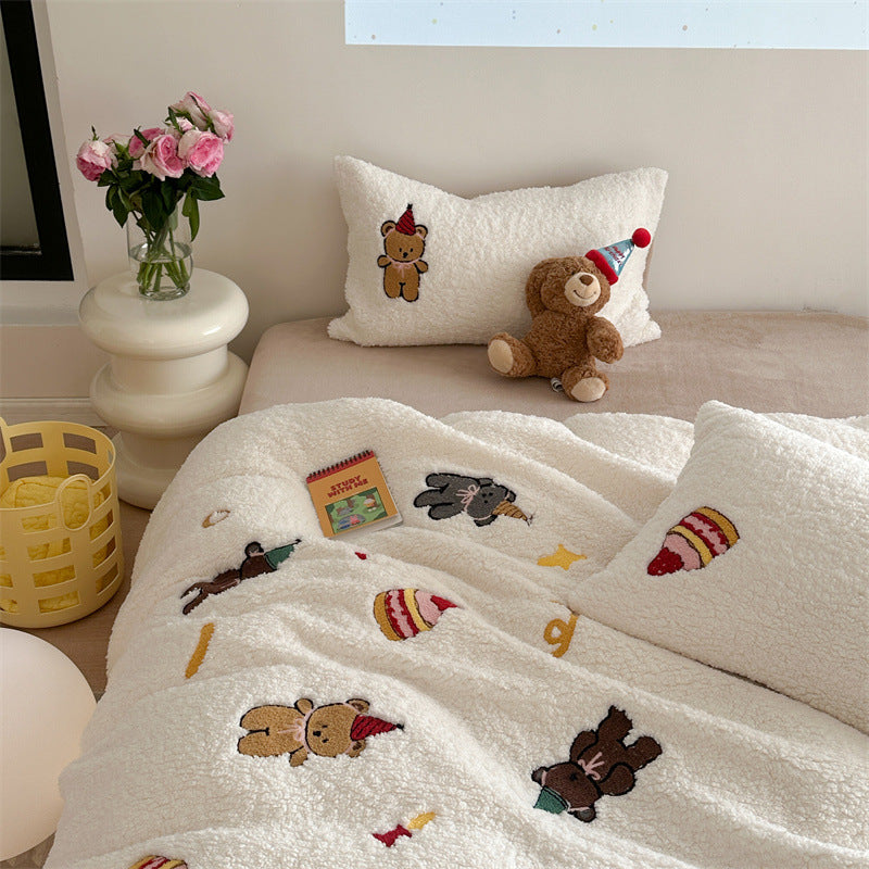 Kuscheliges Sherpa-Bettwäsche-Set mit gestickten Teddy- und Kuchenmotiven