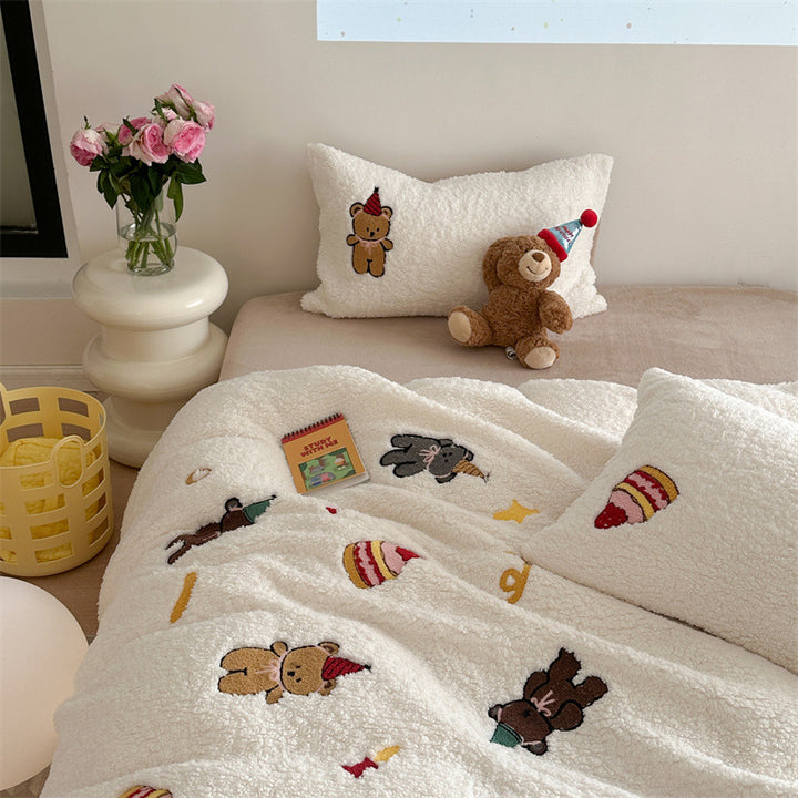 Kuscheliges Sherpa-Bettwäsche-Set mit gestickten Teddy- und Kuchenmotiven