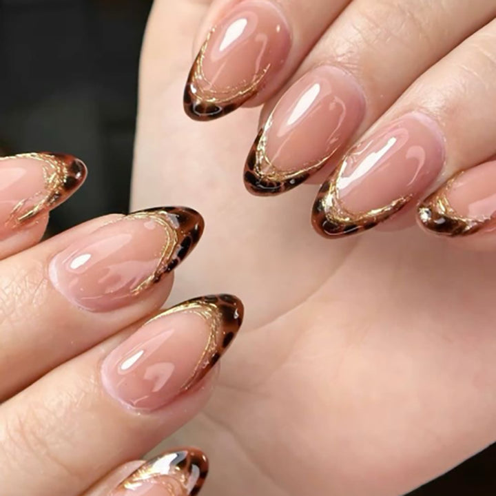 Kunstvolle Stiletto-Nägel mit luxuriösem Glitzerdesign Karnz